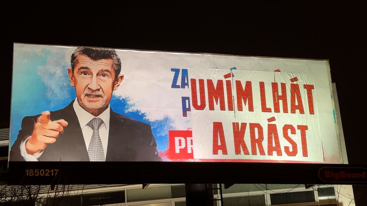 „Umím lhát a krást.“ V Praze někdo přelepil Babišův billboard